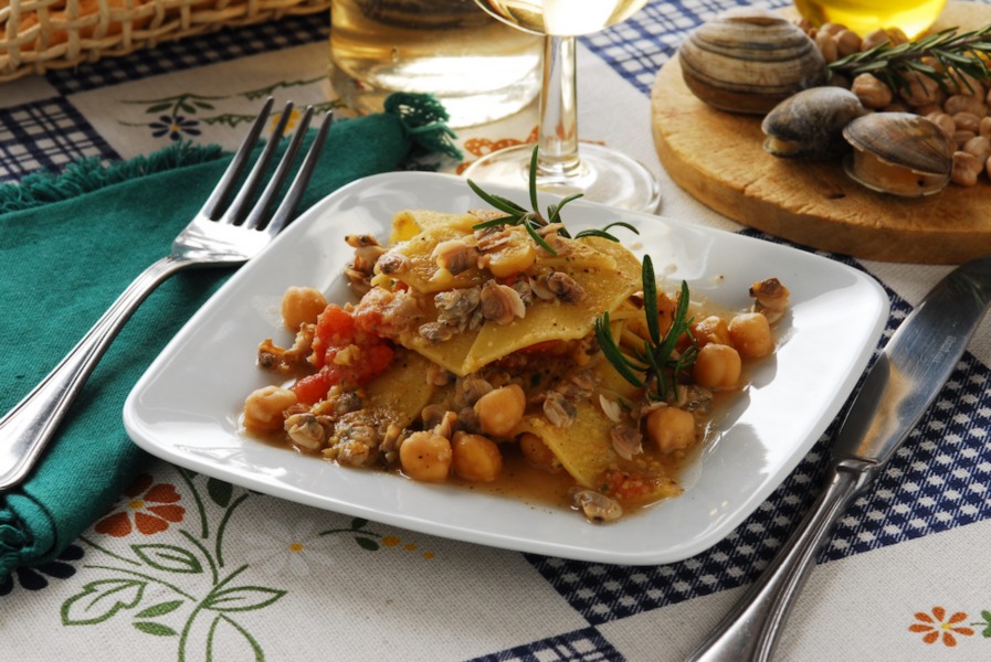 Maltagliati con vongole, patate rosse e ceci marchigiani