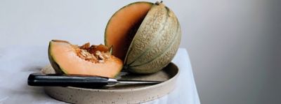 Immagine di un melone arancione tagliato