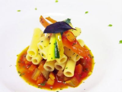 Mezzanelli e verdure al wok su vellutata di cuore di bue alt