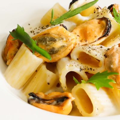 Mezze maniche cacio, pepe e cozzealt