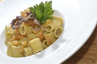 Mezze maniche piccanti con l'acciugaalt