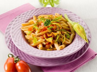Mezze penne ai fiori di zucca e pomodori del Piennoloalt