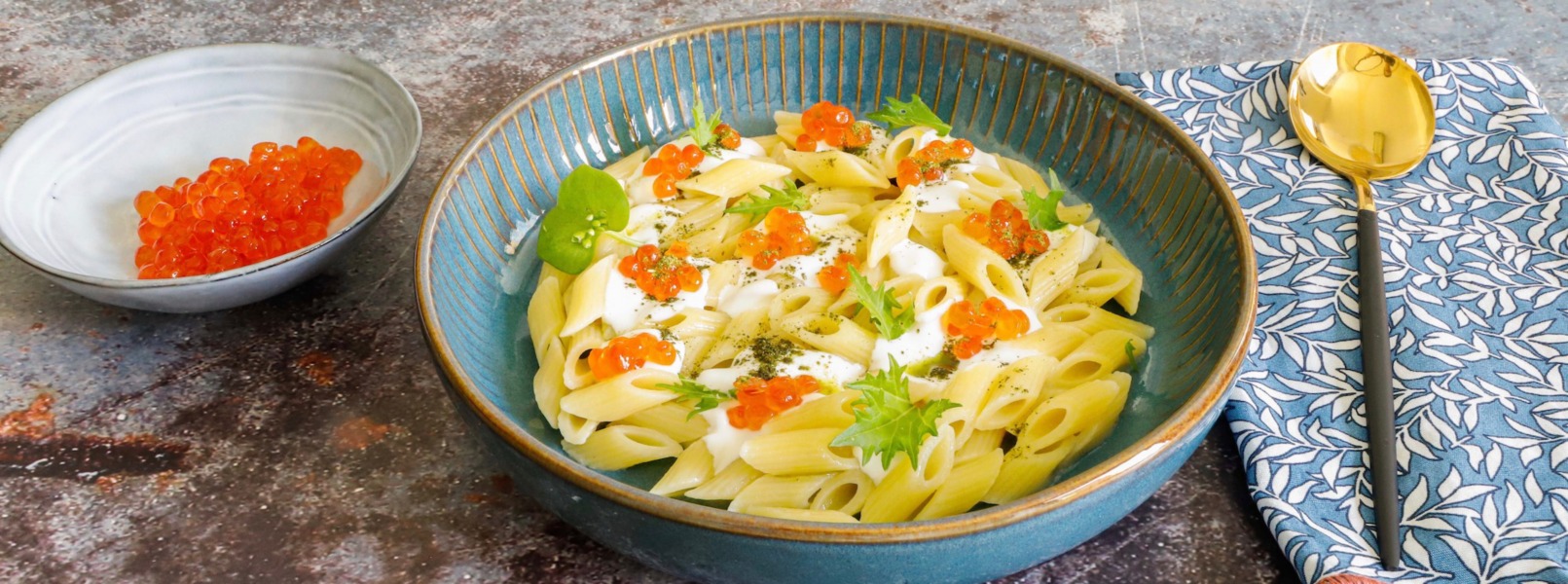 Mezze penne, uova di salmone, ricotta e polvere di alloro