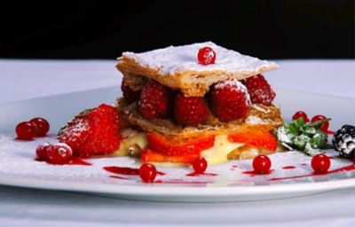 Millefoglie con crema al moscato e frutti rossi alt