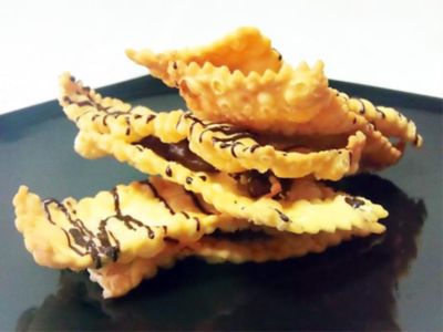 Millefoglie di chiacchiere al burro di cacao con ganache al cioccolatoalt