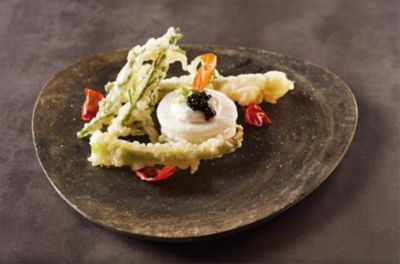 Millefoglie di platessa mantecata con tartufo, tempura di asparagi e alghe freschealt
