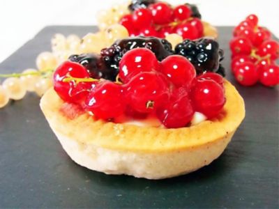 Mini tarte tatin alle mandorle con ribes e chantilly alla fava tonkaalt