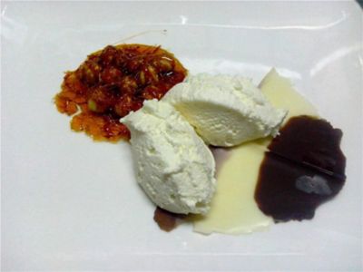 Mousse di cioccolato bianco con nocciole caramellatealt