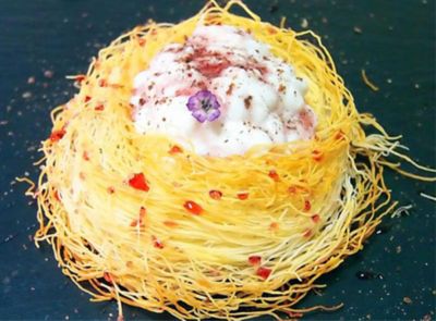 Nido di pasta kataifi con ricotta di pecora e cioccolato di Modicaalt