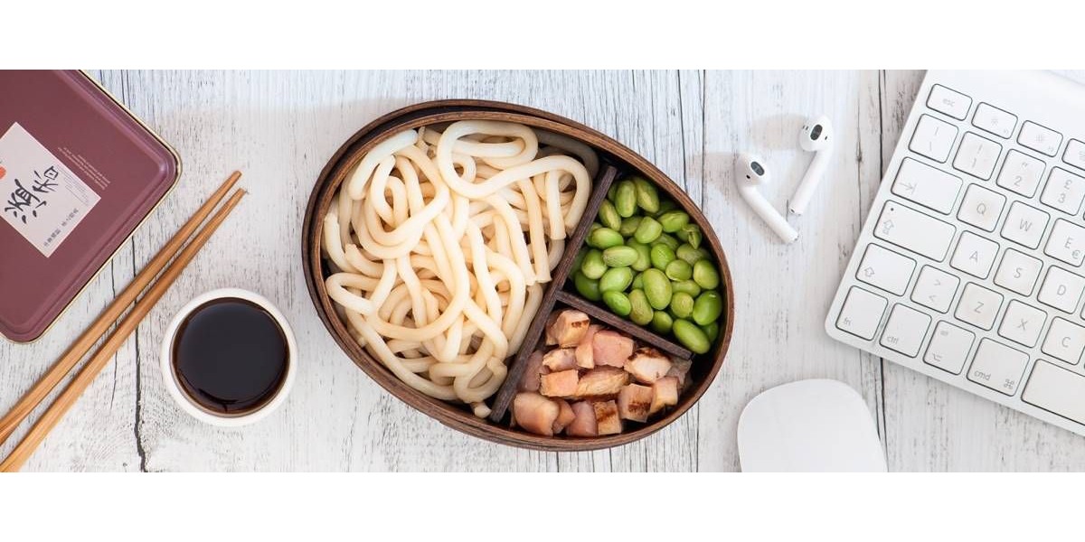 Noodles con salsa ponzu, carne ed edamame