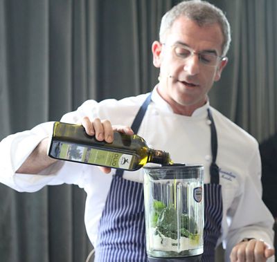 Olio extra vergine d'oliva, un alimento che nutre bene e con gusto