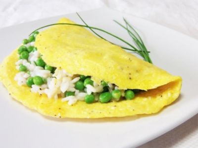Omelette di riso e piselli al profumo di erba cipollinaalt