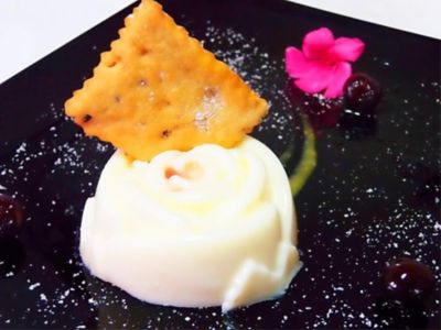 Panna cotta di crema alla vaniglia, con passion fruit e biscotto di frolla di pan forte senesealt