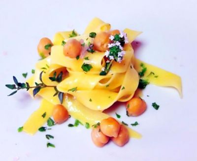 Pappardelle di Campofilone con ceci e fiori di timoalt