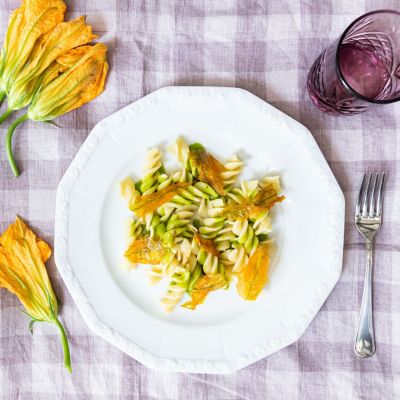 Pasta con fiori di zucca e alicialt