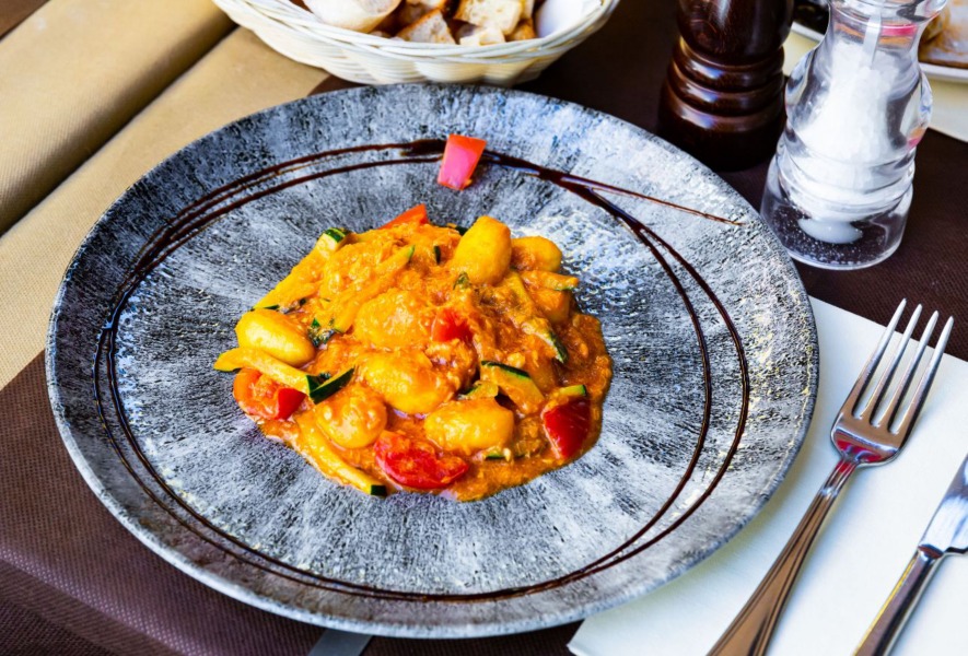 Pasta con zucchina lunga siciliana e patate, la pasta a rummuliuni