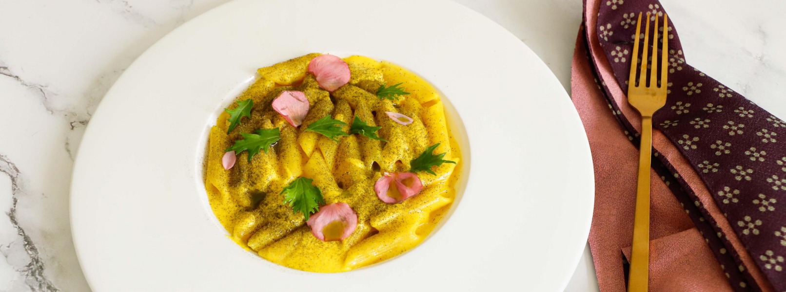 Pennoni con crema di zafferano e aceto affumicato