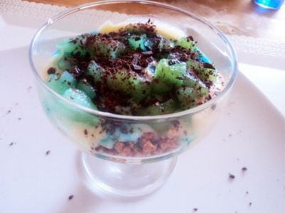 Pere caramellate al curaçao blu su chantilly all'italianaalt