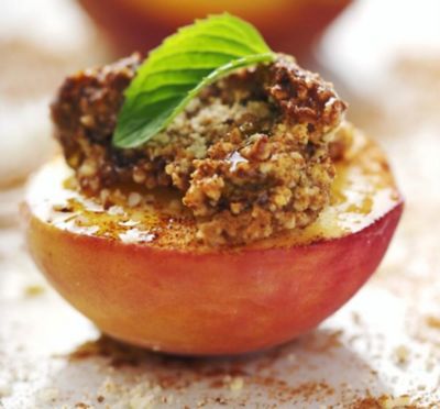 Pesche ripiene di panna montata con granelli di mandorlaalt