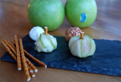 Piccole mele Granny Smith farcite di formaggioalt