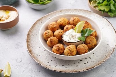 Polpette finger food di manzo e feta con salsa allo yogurtalt
