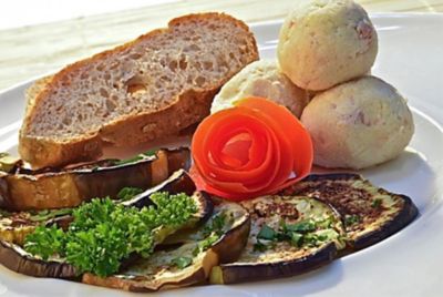 Polpettine di tonno con melanzane grigliatealt