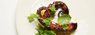 Polpo al barbecue con emulsione di zenzero e salsa allo yogurt grecoalt