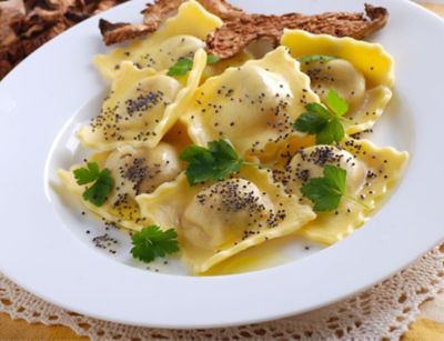 Ravioli con ripieno morbido di Prosciutto toscano e funghialt