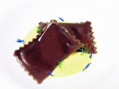 Ravioli di cacao su crema inglesealt