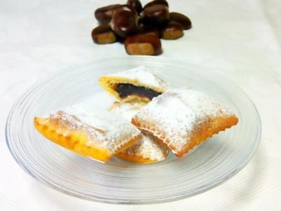 Ravioli dolci fritti al passito di Pantelleria con composta di castagnealt