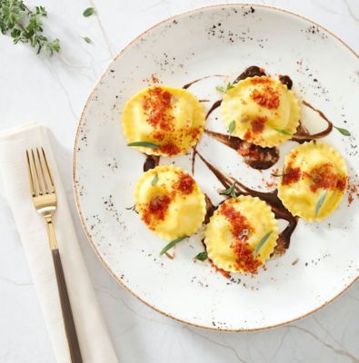 Ravioli Asiago e funghi in salsa di aglio neroalt