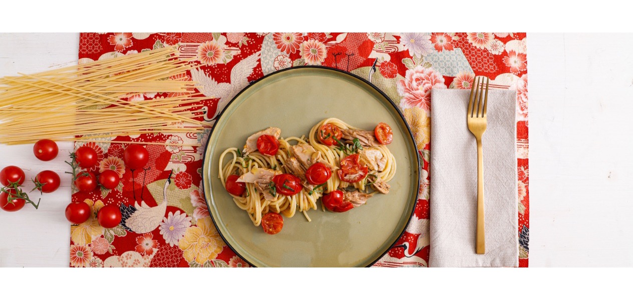 Spaghetti al tonno con pomodorini freschi e acciughe