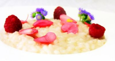 Risotto al Franciacorta, con lamponi e fiori di begoniaalt