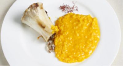 Risotto alla milanese con midollo, erba cipollina e balsamicoalt