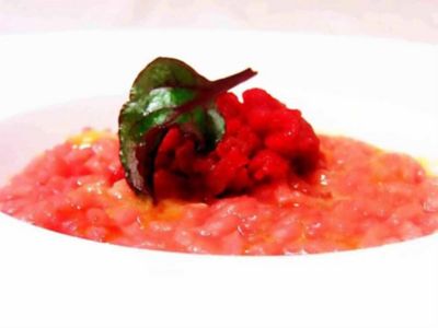 Risotto con clorofilla di barbabietola, tartare di fassona cuneese e scaglie di burro al castelmagnoalt