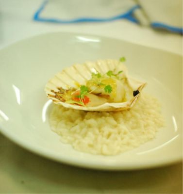 Risotto con crema di cavolfiore parmigiano reggiano e capasantaalt