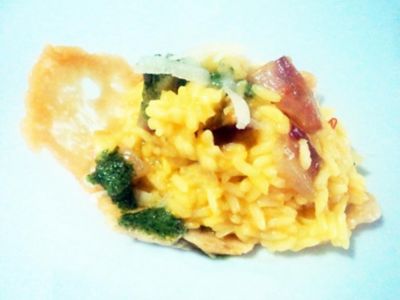Risotto con zucca, canestrato di Pienza e guanciale di centa, su barchetta di parmigianoalt
