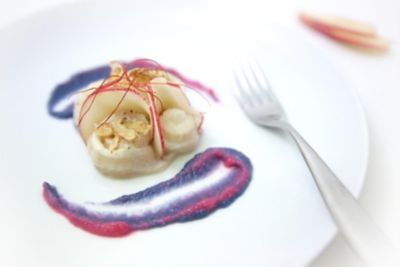 Rose di sogliola e Pink Lady con crema di cavolo violaalt