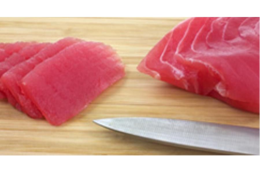 Rosolata di tonno con riso selvaggio canadese alle verdurine e salsa al basilico