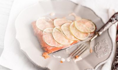 Salmone agli agrumi con limoni, arance e mielealt