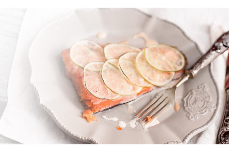 Salmone agli agrumi con limoni, arance e miele