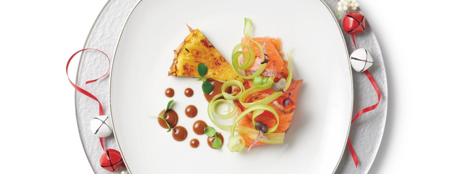Salmone affumicato con salsa al balsamico e ananas grigliato