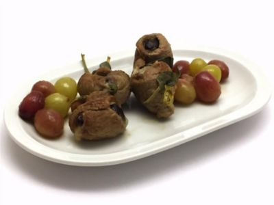 Saltimbocca di vitello senza glutine con prugne, uva e provolonealt