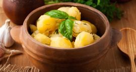 È meglio lessare le patate con la buccia oppure senza?