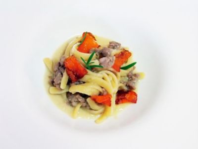 Scialatielli con salsiccia brasata al lemon grass e chips di zuccaalt