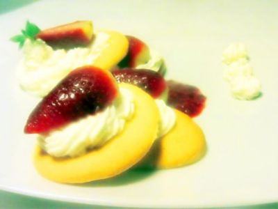 Sfere di mandorle con chantilly e fragole alla tequila sunrisealt