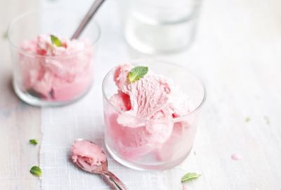 Sorbetto alle fragole con liquore al limonealt