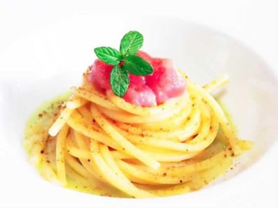 Spaghettoni con tartare di tonno su clorofilla di favealt