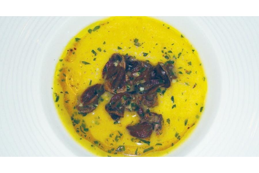 Spalla di agnello al Taurasi, in zuppa di cipolla e zafferano