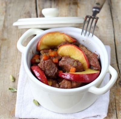 Spezzatino di manzo al vino rosso con mele caramellate al cardamomo alt